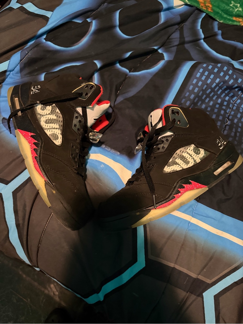Jordan Men's Black and Red Retro Basketball Shoes